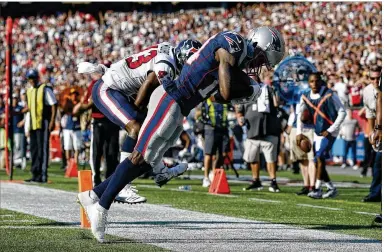  ?? MICHAEL DWYER / ASSOCIATED PRESS ?? New England receiver Brandin Cooks tiptoes to stay inbounds as he hauls in the winning catch against safety Corey Moore with 23 seconds remaining. Cooks caught five passes for 131 yards and two touchdowns.