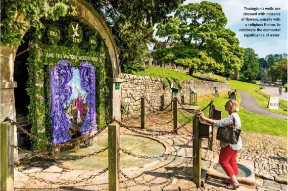  ??  ?? › Tissington’s wells are dressed with mosaics of flowers, usually with a religious theme, to celebrate the elemental significan­ce of water.