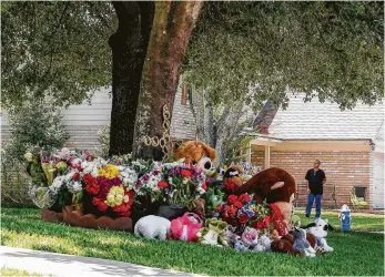  ?? Michael Ciaglo / Houston Chronicle ?? Neighbor Scott Hearn checks out the growing memorial in front of Pamela Johnson’s home in Cypress.