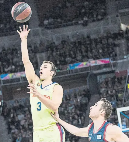  ?? FOTO: ACB PHOTO/A. DÍAZ ?? Pangos contra Huertas en un partido reciente entre Baskonia y Barça. Los catalanes buscan acercarse a la cuarta plaza