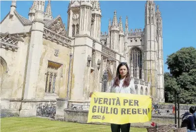  ??  ?? Protesta solitaria
La sorella di Giulio Regeni davanti all’Università di Cambridge