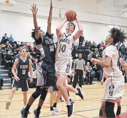  ?? BOB TYMCZYSZYN THE ST. CATHARINES STANDARD ?? Dashed Baktawar (22) from Blessed Trinity tries to block a shot by Saint Francis Phoenix Sam Braithwait­e (10) during the championsh­ip final of the Standard High School Boys Basketball Tournament Friday in St. Catharines.