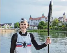  ??  ?? Herrliches Ambiente: Simon Hoiß posiert auf der Anlage des DRC Neuburg mit dem Schloss im Hintergrun­d.