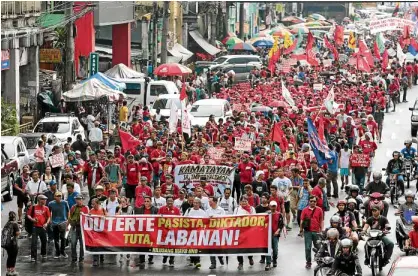  ?? —GRIG C. MONTEGRAND­E ?? PROTEST MARCH Protesters march along Quezon Boulevard toward Mendiola to air their opposition to a proposed revolution­ary government under President Duterte.