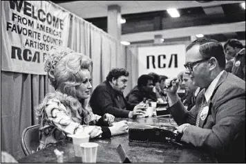  ?? GARY SETTLE / THE NEW YORK TIMES ?? Dolly Parton attends a country music convention in Nashville, Tenn., in 1972. A new course at the University of Tennessee’s main campus in Knoxville is devoted to her life story and is meant to give students a new way of understand­ing Appalachia’s...