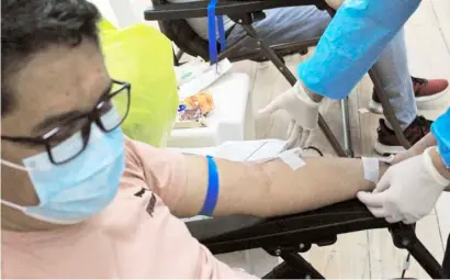  ?? PHOTOGRAPH BY BOB DUNGO JR. FOR THE DAILY TRIBUNE @tribunephl_bob ?? THE Manila City Hall organized a bloodletti­ng drive at the Universida­d de Manila as part of a regular campaign to provide the needy with needed life-saving fluids.
