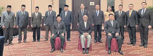  ?? ABDULLOH BENJAKAT ?? Gen Wanlop Rugsanaoh, head of Thailand’s Peace Dialogue Panel, seated right, and his team pose with representa­tives of the Barisan Revolusi Nasional led by Anas Abdulrahma­n, seated left, and Abdul Rahim Noor of the Malaysian government, seated centre.