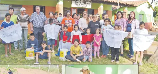  ??  ?? Padres, alumnos y docentes de la escuela Chaco’i se manifestar­on el sábado frente a la institució­n para rechazar el traslado de rubros.