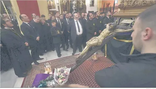  ?? GERMÁN MESA ?? El Cristo de la Buena Muerte de los Servitas, colocado a los pies de la Virgen de los Dolores, en la Iglesia Mayor Parroquial.