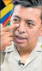  ??  ?? El coronel Bautista muestra el daño en su ojo derecho. Tiene dos placas metálicas.