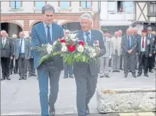  ??  ?? gerbe déposée en présence du sénateur F. Bonhomme