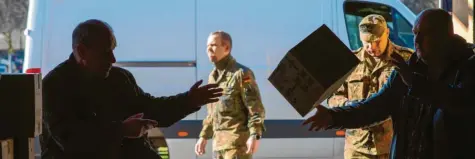  ?? Foto: Klaus-Dietmar Gabbert, dpa ?? Soldaten des Logistikba­taillons 171 verladen in Magdeburg medizinisc­he Schutzausr­üstung auf Fahrzeuge der Bundeswehr.