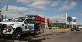  ?? DANY BÉJAR ?? La policía custodia las tiendas atacadas.