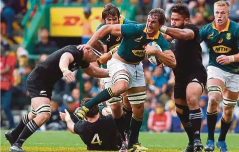  ?? PIC
EPA ?? South Africa’s Eben Etzebeth (centre) drives forward with the ball during their Championsh­ip test match against New Zealand on Saturday.