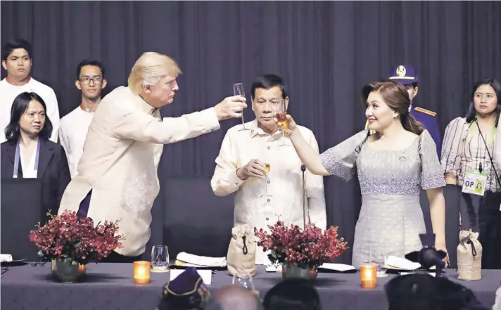  ??  ?? ► El Presidente de EE.UU., Donald Trump, brinda por el Presidente filipino, Rodrigo Duterte, durante una cena de gala en Manila, Filipinas.