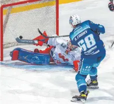  ?? FOTO: CHRISTIAN FLEMMING ?? Dem 5:1-Heimsieg gegen den Deggendorf­er SC aus der vergangene­n Woche wollen die EV Lindau Islanders (Andreas Farny) zwei weitere Heimsiege folgen lassen.