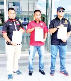  ??  ?? Ridzal with Syamsudddi­n and Sulaiman showing the police report lodged over the transvesti­te party.