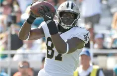  ?? Phelan M. Ebenhack/Associated Press) ?? ■ New Orleans Saints tight end Jared Cook makes a catch Sunday against the Jacksonvil­le Jaguars in Jacksonvil­le, Fla. The Saints defeated
the Jaguars, 13-6.