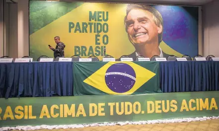  ?? MAURO PIMENTEL / AFP ?? Em formação. Integrante­s da campanha de Jair Bolsonaro buscam nomes que possam compor a equipe do novo governo