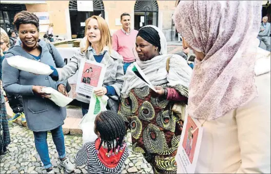  ?? DANIEL DAL ZENNARO / EFE ?? Protesta a Lodi contra la decisió municipal de separar els nens immigrants dels italians a l’hora de dinar