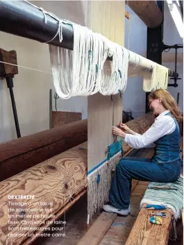  ??  ?? Dextérité Tissage d’un tapis de savonnerie sur un métier de haute lisse. Cinq kilos de laine sont nécessaire­s pour réaliser un mètre carré.