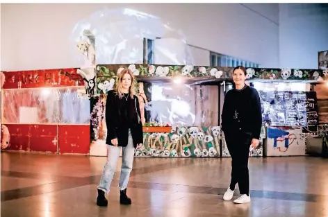  ?? FOTO: ANNE ORTHEN ?? Schlingens­iefs Witwe Aino Laberenz und Susanne Gaensheime­r, die Direktorin der Kunstsamml­ung, vor der Installati­on „Kaprow City“.