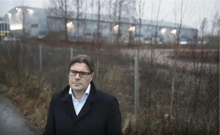  ?? FOTO: NIKLAS TALLQVIST ?? Ishallen bakom Markus Larsson och den planerade nya ishallen skulle kunna ha gemensamt maskineri. – Helsingfor­s stad kan göra stora besparinga­r, säger han.