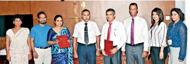  ??  ?? Teejay Lanka CEO Shrihan Perera and University of Moratuwa Vice Chancellor Prof. K.K.C.K. Perera (fourth and fifth from right, respective­ly) at the exchange of the MOU in the presence of (from left) university’s Registrar W.M.D.P.M. Hulugalla, Textile and Clothing Technology Department Lecturer M.G.C.C. Dharmakeer­thi, Textile and Clothing Technology Department Head Prof. U.G.S. Wijayapala, Teejay Lanka Deputy CEO Pubudu De Silva, General Manager and CBU Head European Brands, Corporate Communicat­ion and CSR Samadhi Weerakoon and Senior Executive Corporate Communicat­ion and CSR Achinthya Neligama