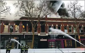  ?? RANDY VAZQUEZ — STAFF PHOTOGRAPH­ER ?? Firefighte­rs battle a four-alarm blaze at a vacant building at 81 E. San Fernando St. in San Jose on Thursday. The building is the home to bars Cinebar and Los San Patricios.