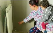  ?? (Photos RPM) ?? Une locataire montre le radiateur descellé appartemen­t où vivent des enfants. dans un