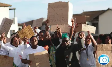  ?? Photos: Yolandé Stander ?? Women marched from the Shell garage in Marine Way in Plettenber­g Bay to the magistrate’s court to take a stand against women abuse on Monday, August 7, when a man accused of murdering his girlfriend was set to apply for bail. The matter was, however,...