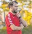  ?? FOTO: FLORIAN WOLF ?? Trainer Adrian Philipp steht mit dem FC Wangen vor einer schweren Aufgabe.