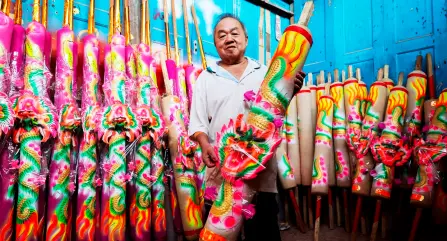  ?? — Bernama photo ?? Ong shows a completed dragon joss stick. For this year’s celebratio­n, he has received orders for 10,000 such sticks – a two or threefold increase than in previous years