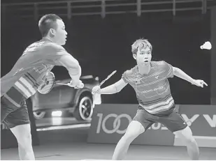  ?? — Gambar Reuters ?? MELAKAR KEJUTAN: Wooi Yik (kanan) dan Aaron beraksi menentang Lu Kai dan Chen Lu pada Kejohanan Perodua Malaysia Masters 2019 di Axiata Arena Kuala Lumpur Sports City, Bukit Jalil semalam.