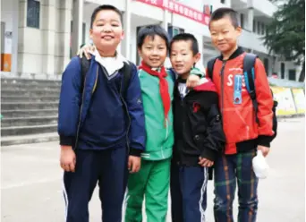  ??  ?? Students pose for a photo at Luotian Hope Primary School