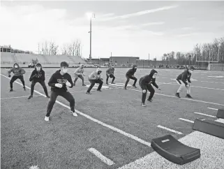  ?? PAUL W. GILLESPIE/CAPITAL GAZETTE ?? Crofton High linebacker­s run a drill in practice Feb. 17.