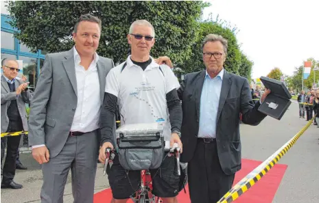  ?? FOTO: ROLAND WEISS ?? „So etwas hatten wir noch nie“: Die Geschäftsf­ührer Ralph (links) und Jürgen Winterhalt­er (rechts) begrüßen Gary Jones, der den Schlüssel für das neue Produktion­swerk der Firma Classeq im Gepäck hatte.