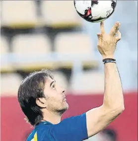  ?? FOTO: EFE ?? Lopetegui juega con un balón en la sesión de ayer en el estadio Felipe II