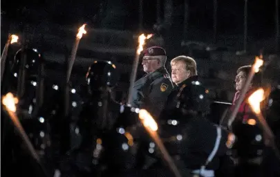  ?? STEFANIE LOOS / AFP ?? Angela Merkel sendo homenagead­a durante sua cerimônia de despedida como chanceler federal da Alemanha