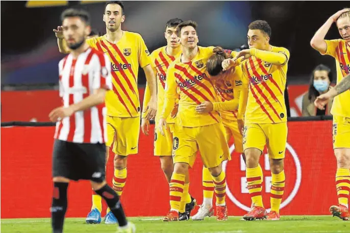  ??  ?? Los jugadores del Barcelona felicitan a Griezmann, que abrió el marcador en la final de La Cartuja