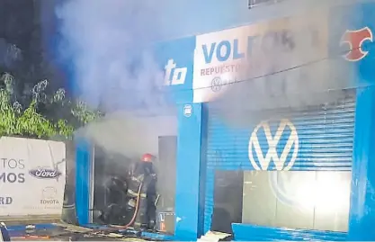  ?? ?? Drama. Debieron trabajar cinco dotaciones de bomberos para apagar el incendio.