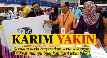  ??  ?? PETUGAS SPR kelihatan sibuk memeriksa peralatan dan keperluan mengundi sebelum dihantar ke pusat mengundi di pusat penjumlaha­n undi di Dewan Datuk Seri Mohd Dun Banir, semalam.