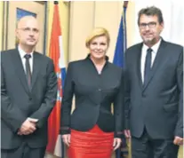  ??  ?? S čelnicima Hrvata u Srbiji Hrvatska predsjedni­ca Kolinda GrabarKita­rović sa Slavenom Bačićem (lijevo) i Tomislavom Žigmanovom