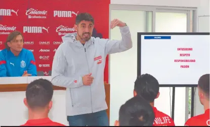  ?? ?? El técnico Veljko Paunovic durante su presentaci­ón ante los jugadores de Chivas.