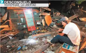  ??  ?? Un hombre observa el desastre causado por el camión que el jueves por la tarde destruyó un chalet en La Libertad. Cinco personas falleciero­n.