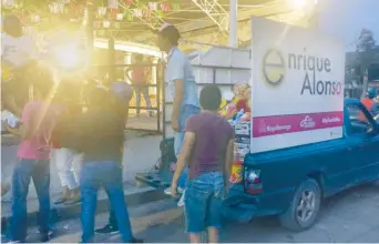  ??  ?? En Tlaquilten­ango, Morelos, se repartiero­n despensas en una camioneta con el nombre del alcalde.