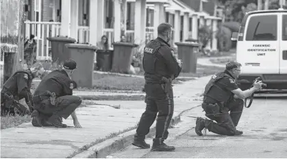  ?? HERALD RYAN TAPLIN - THE CHRONICLE ?? Halifax Regional Police officers investigat­e a report of gunshots on Friday, August 5, 2022, after a shooting late Thursday night near the intersecti­on of Micmac St. and Chisholm Ave. in Halifax. There were no reported injuries in the incident.