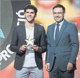  ?? FOTO: P. PUNTÍ ?? Bartomeu entrega el premio a Aleñá en la Antiga Fábrica Damm El futuro es suyo