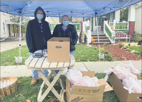  ?? LYRIC AQUINO — THE MORNING JOURNAL ?? Todd Kuhar, left, and Jessica Santiago provide hot meals for the community on Saturdays.