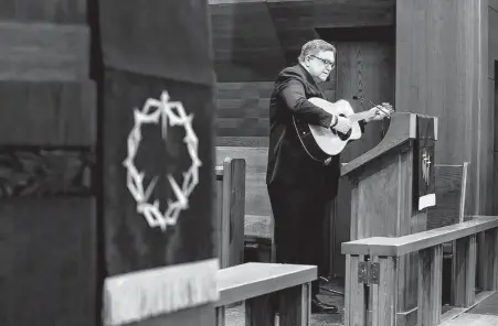  ?? Photos by Marie D. De Jesús / Staff photograph­er ?? Chaplain Brian Gowan leads a hymn during a Good Friday service at the Houston Methodist Hospital’s Wiess Memorial Chapel.